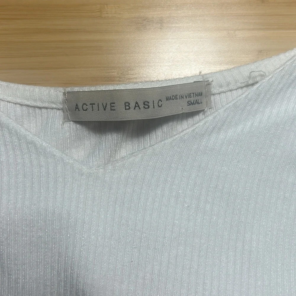 Simple Ribbed V-Neck White, Active Basic Fitted T-Shirt (Small) - Picture 3 of 3